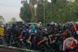 Pemudik Sepeda Motor Lintasi Bogor Pagi Hari