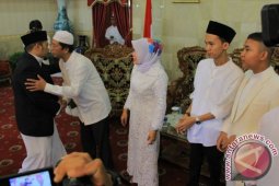 Warga Bengkulu Padati Rumah Dinas Gubernur