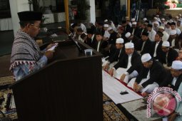 SHALAT IED DI KANTOR WALI KOTA