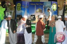 Shalat Ied Di Halaman Balai Kota