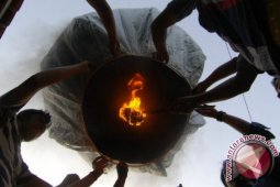 Warga Trenggalek Lepas Ribuan Balon Udara pada Lebaran Ketupat