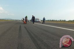 Petugas Bandara Notohadinegoro Kesulitan Bersihkan Abu Raung