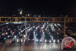 Kendaraan pemudik antre empat jam di Pelabuhan Merak