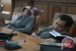 Anggota DPRD Mempawah Tidur Saat Rapat Menjadi Sorotan