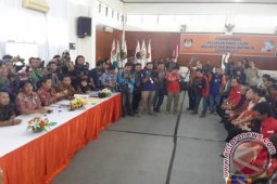 Risma-Whisnu Resmi Daftar di KPU Surabaya