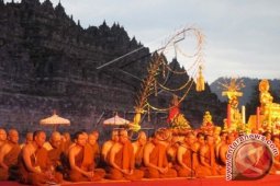 Ratusan Biksu Prosesi Puncak Asadha di Borobudur