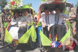 Harun-Aulia Mendaftar Ke KPU Naik Becak