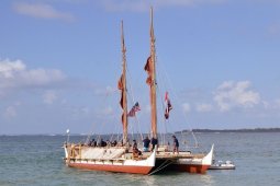 Kapal Kano Tradisional Hawai &acirc;&euro;&tilde;Hokulea&acirc;&euro;&trade; Bersandar di Pantai Sanur