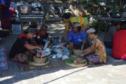 Lomba "Ngelawar" Awali Buleleng Festival 2015