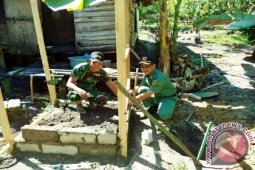 TNI Bantu Warga Bangun Jamban