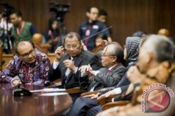 MK Tolak Gugatan Pembubaran OJK