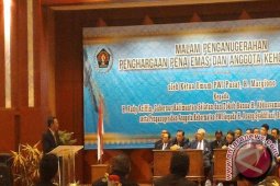 RUDY ARIFFIN TERIMA PENA MAS PWI