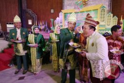 PENUH KEAKRABAN