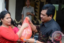 Wagub Bali Serahkan Bantuan Bedah Rumah