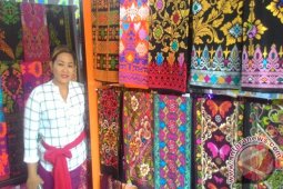 Pengrajin Singaraja Bali Pasarkan Songket "Prada"