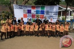 Mahasiswa UMM Bagikan Sikat Gigi di SD