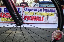Warga Gelar Aksi Tolak "Begal" Pilkada Surabaya