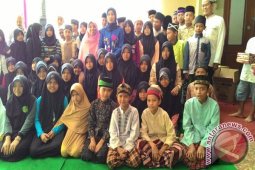 Desy Ratnasari Santuni Ratusan Anak Yatim