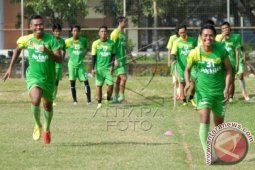 Persebaya Buru Gelandang Gantikan Evan Dimas