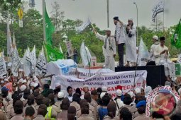 Ribuan Muslim Bekasi Shalat Dhuhur Di Jalan