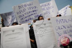 Sekretariat KPU Depok Dilempar Telur Busuk