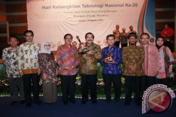 Gubernur Jatim Raih Penghargaan Sistem Inovasi Daerah