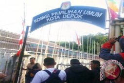 Kantor KPU Depok Dilempar Telur Busuk