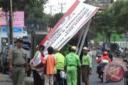 Satpol PP Denpasar Turunkan Baliho Kedaluwarsa