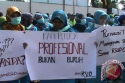 Karyawan RSUD Caruban Demo di Kejari Mejayan
