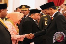 Tri Rismaharini Terima Tanda Kehormatan Bintang Jasa