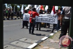 "IRW" Aksi Depan Polda Jatim, Tolak Kepala Daerah Korupsi