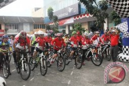 Pimpinan BUMN Bagikan Bantuan di Balikpapan Sambil Bersepeda