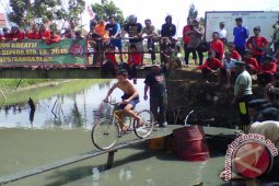 Lomba Ketangkasan Bersepeda Meriahkan HUT Kemerdekaan di Bangkalan