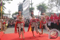 Pedagang Pasar Ponorogo Gelar Upacara Kemerdekaan "Tradisional"