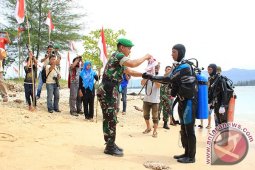 Pemuda Kibarkan Merah Putih di Pulau Kecil