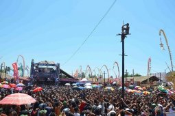 Pemkab Buleleng Gelar Lomba Panjat Pinang