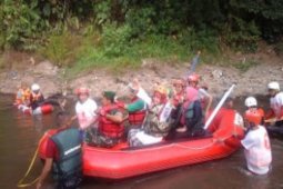 Idris Susuri Ciliwung Peringati HUT RI