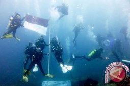 Marinir-Brimob Kibarkan Merah Putih di Dalam Laut