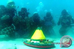 Marinir Doakan Indonesia di Dasar Laut