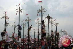 Panjat Pinang Meriahkan Idul Fitri