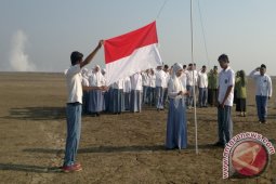 Siswa MA Upacara di Kolam Lumpur Sidoarjo