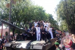 Ratusan Warga Sidoarjo Antusias Naik Tank