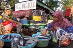 Pedagang Bojonegoro Kesulitan Pasokan Ikan Laut