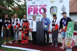Puluhan Peselancar Berbagai Negara Berlaga di Banyuwangi