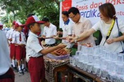 PT Berdikari Bagikan Produk Daging Olahannya
