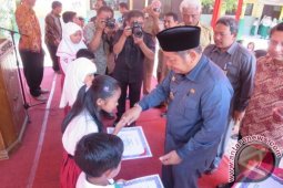 Mega Suryamas Berikan Beasiswa Siswa Sekolah