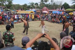 Warga Adat Trenggalek Gelar Permainan Tradisional Tiban