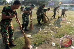 Ratusan Prajurit TNI Bersihkan Sampah Karnaval
