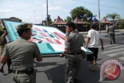 Dispenda Jambi bongkar dua papan reklame ilegal