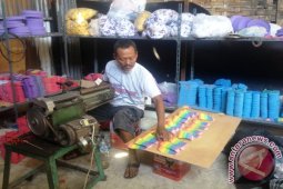 Perajin Sandal Wedoro Keluhkan Kenaikan Gas